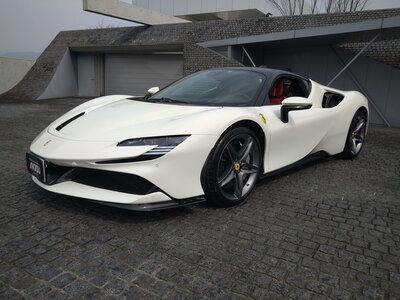 FERRARI SF90 STRADALE