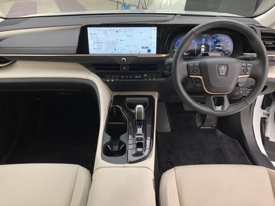 2024 Toyota CROWN CROSSOVER photo 2