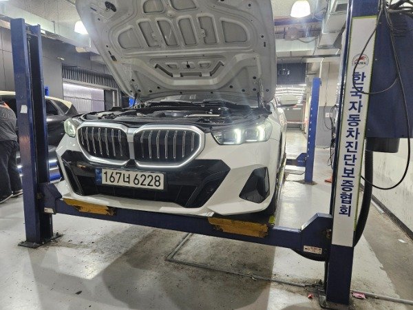 BMW 5 SERIES - View 1