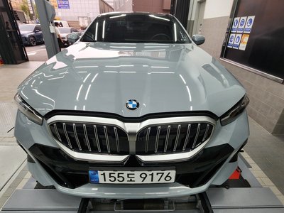 2025 BMW 5 SERIES photo 1