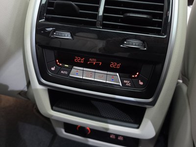 2025 BMW X7 thumbnail 36