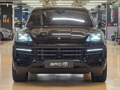 2024 Porsche CAYENNE photo 2