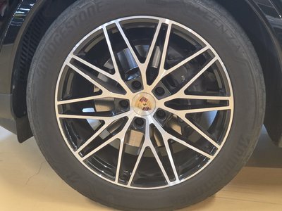 2024 Porsche CAYENNE photo 6