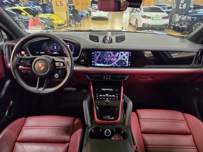2024 Porsche CAYENNE photo 10