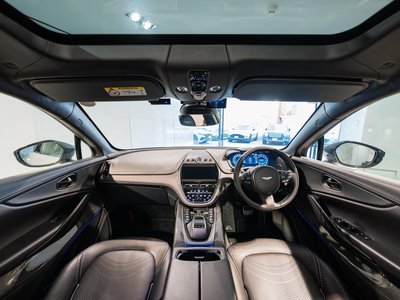 ASTON MARTIN DBX - 3