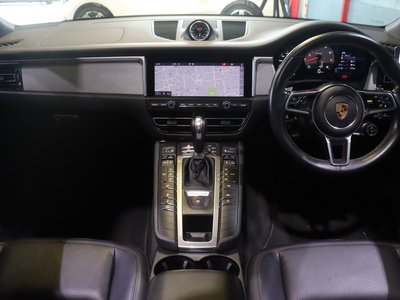 PORSCHE MACAN - 3