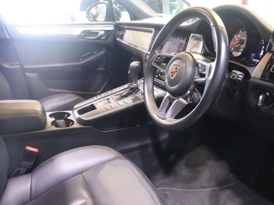 PORSCHE MACAN - 8