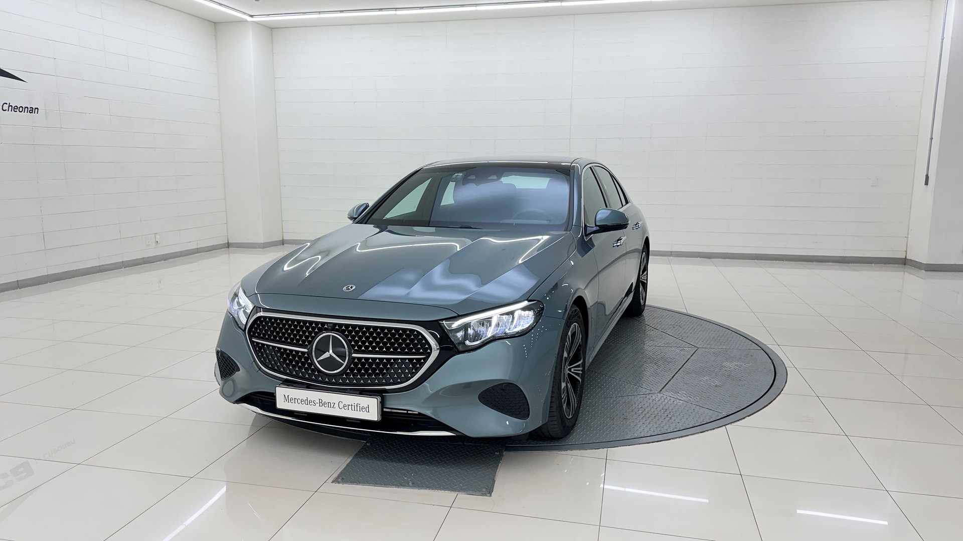 MERCEDES-BENZ E-CLASS - View 1