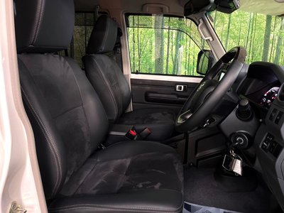 TOYOTA LAND CRUISER 70 - 9