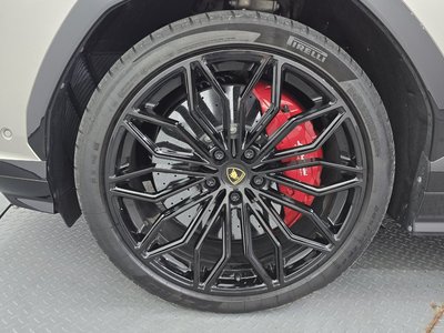 صورة 6 لـ 2025 Lamborghini URUS