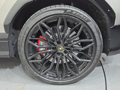 صورة 8 لـ 2025 Lamborghini URUS