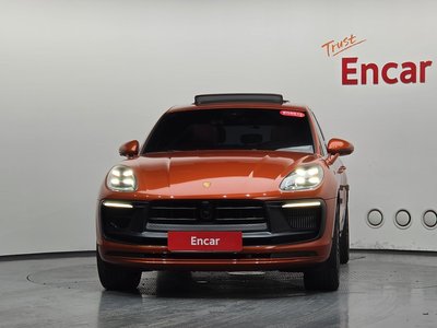 2022 Porsche MACAN photo 2