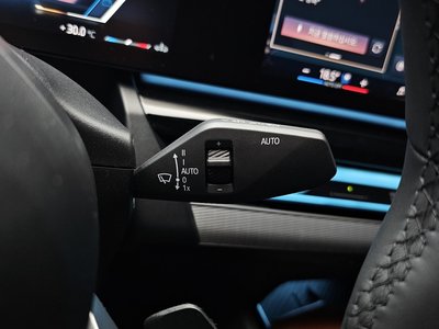 2025 BMW 5 SERIES thumbnail 24