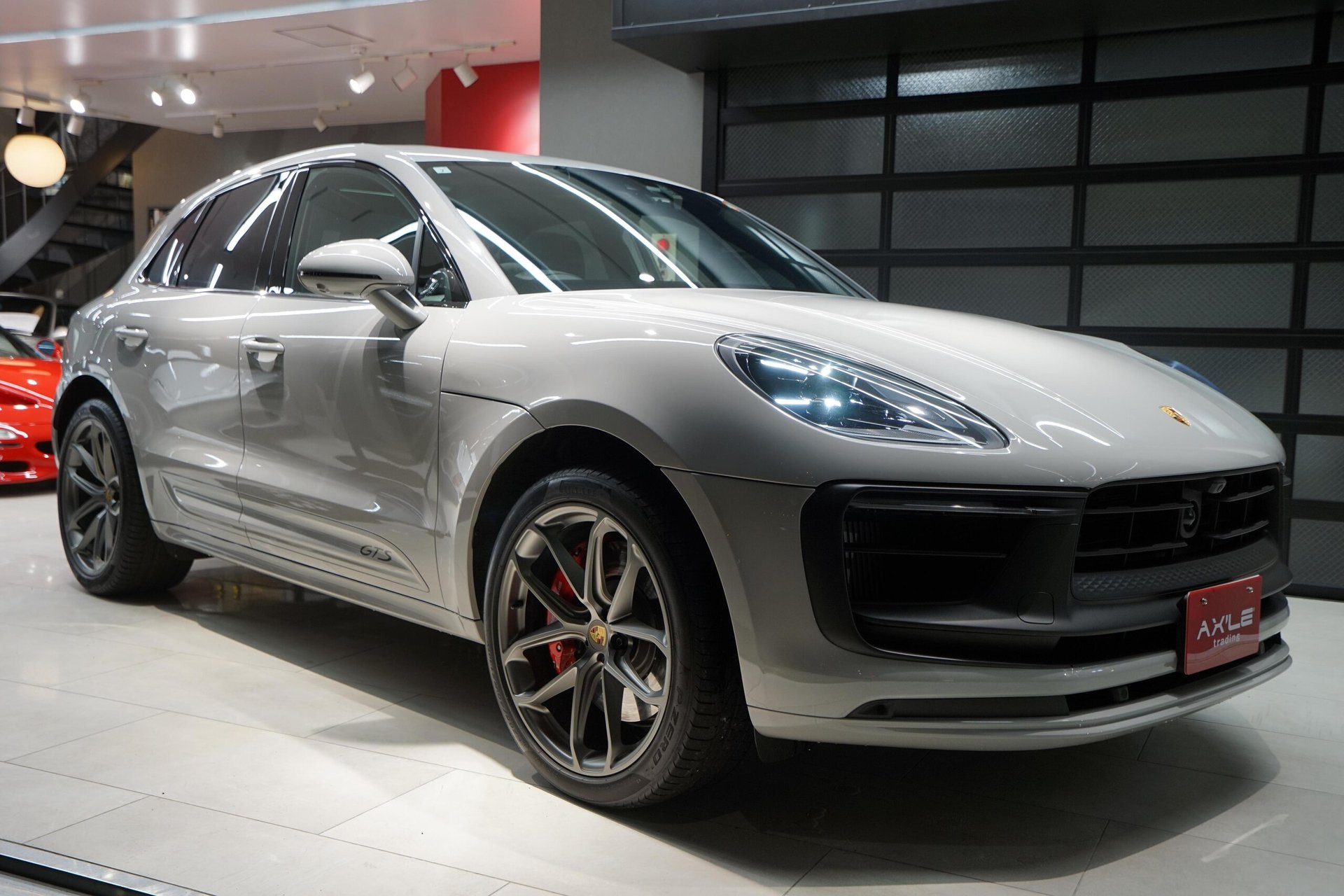 PORSCHE MACAN - View 1
