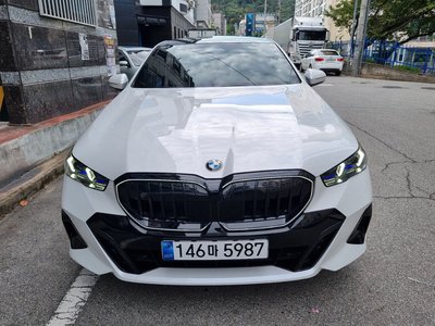 2025 BMW 5 SERIES 照片 1