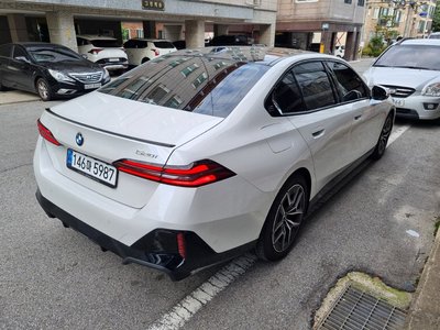 2025 BMW 5 SERIES 照片 2