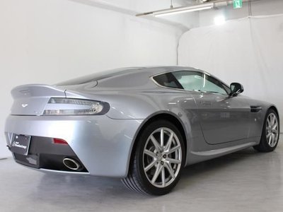 ASTON MARTIN V8 - 8