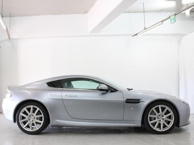 ASTON MARTIN V8 - 9