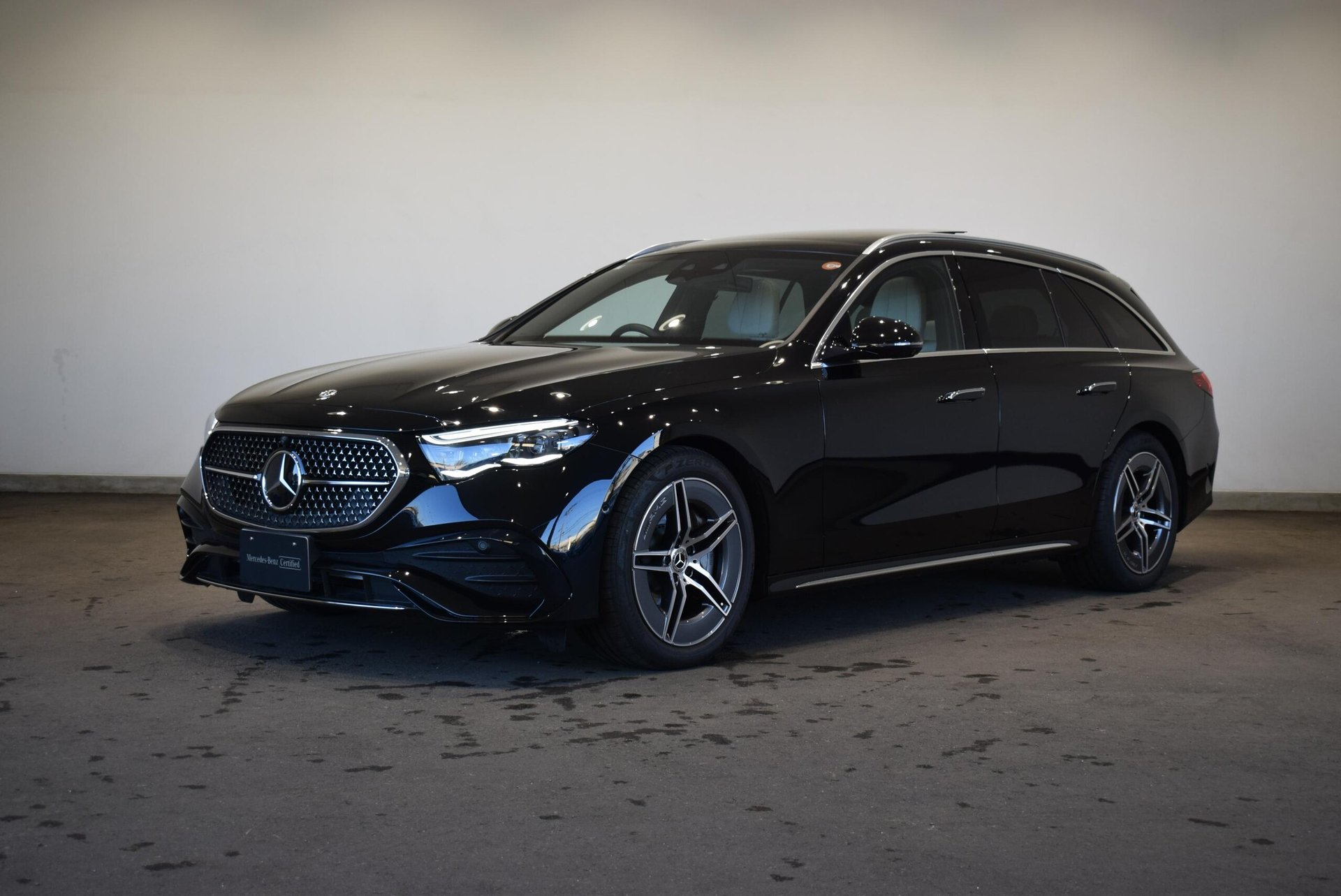 MERCEDES-BENZ E-CLASS WAGON - View 1