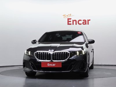 2025 BMW 5 SERIES 照片 2