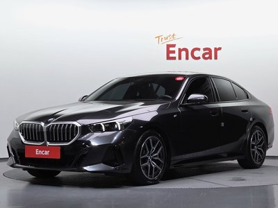 2025 BMW 5 SERIES 照片 1