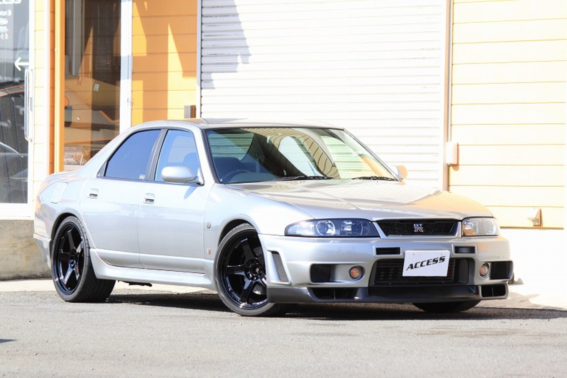 NISSAN SKYLINE GT-R SEDAN - View 1