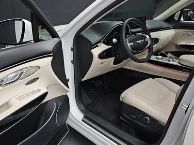 2023 Genesis GV70 thumbnail 17