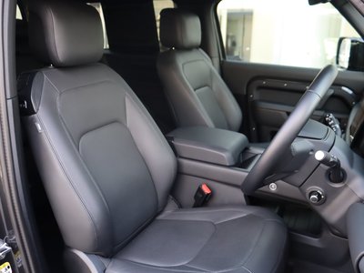 LAND ROVER DEFENDER - 4