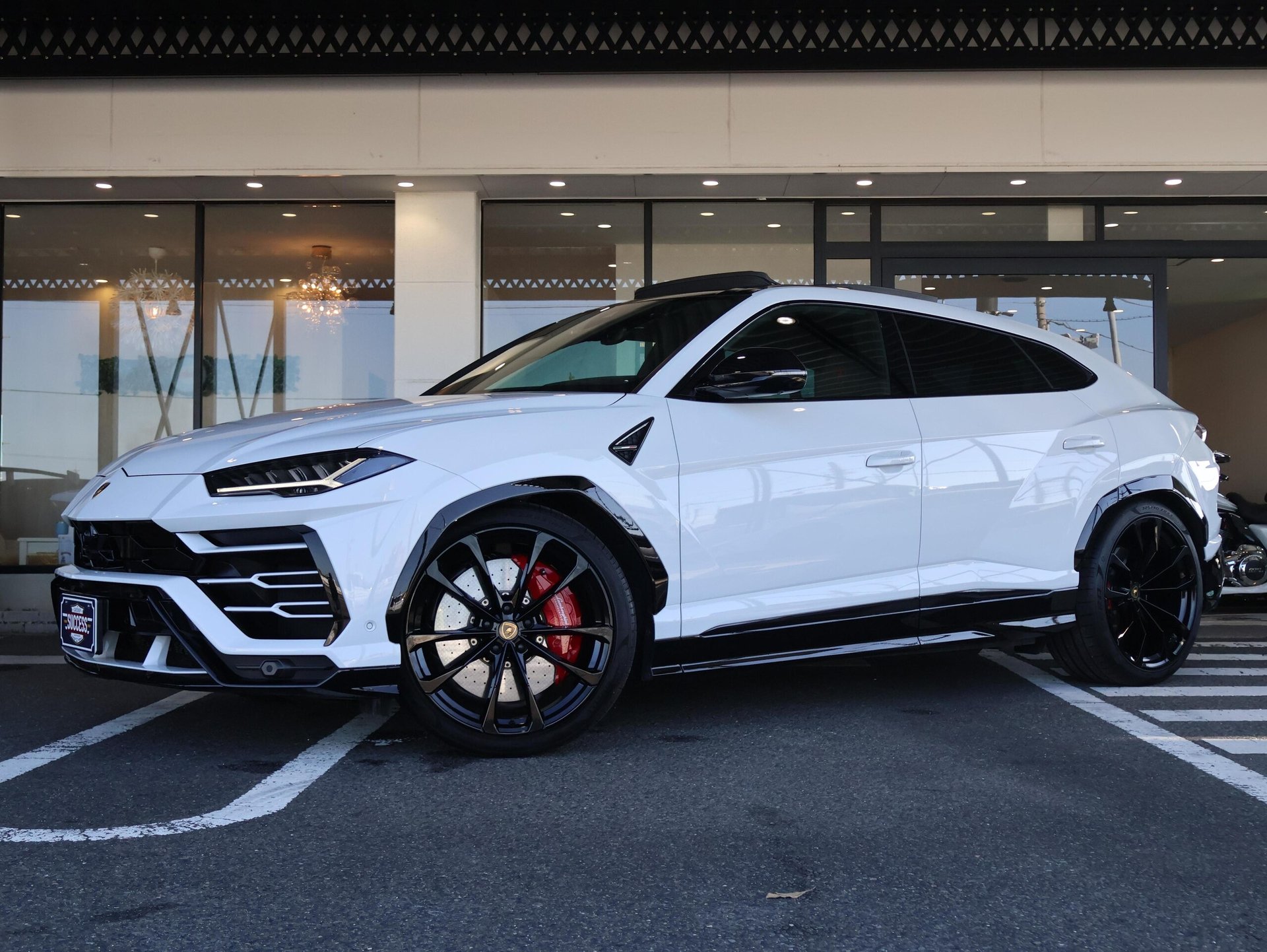 LAMBORGHINI URUS - View 1