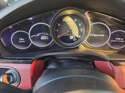 2022 Porsche CAYENNE photo 8