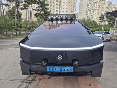 TESLA CYBERTRUCK - 1