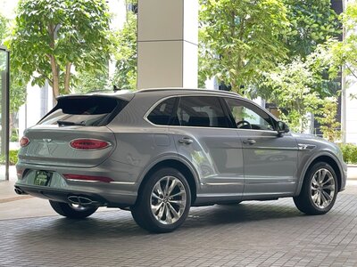 BENTLEY BENTAYGA - 7