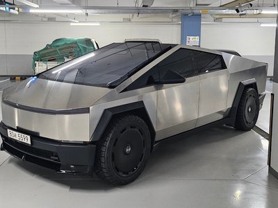 TESLA CYBERTRUCK - 1