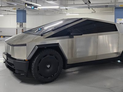 TESLA CYBERTRUCK - 4