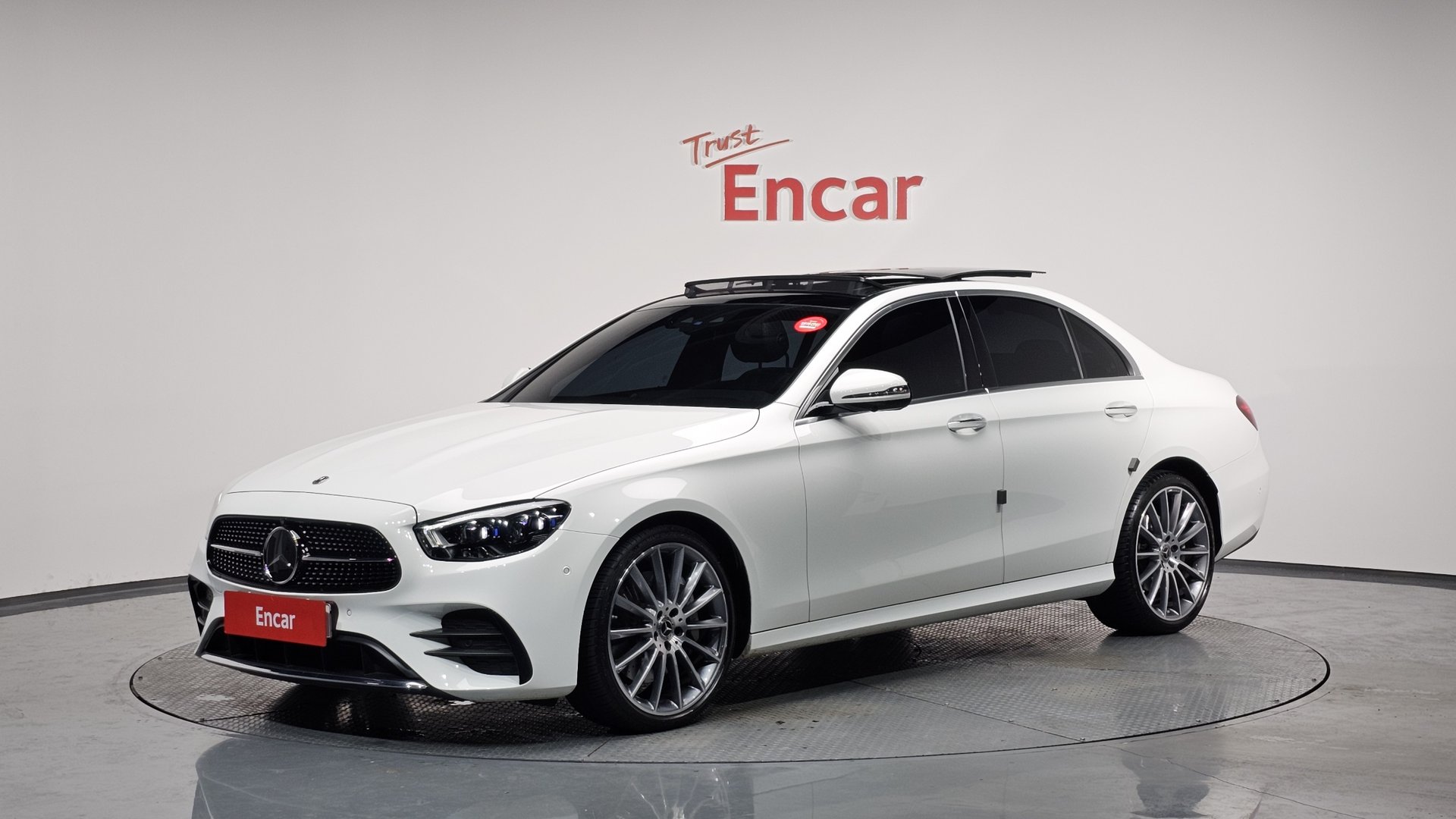 MERCEDES-BENZ E-CLASS - View 1