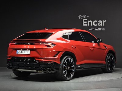 LAMBORGHINI URUS - 4