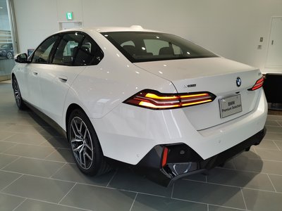 2025 BMW 5 SERIES — фото 9