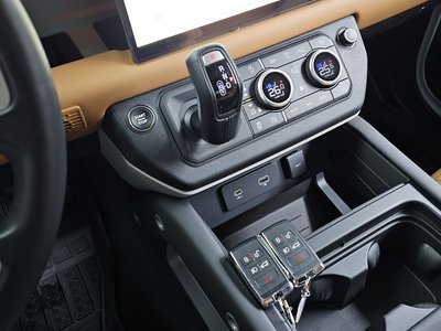 LAND ROVER DEFENDER - 9
