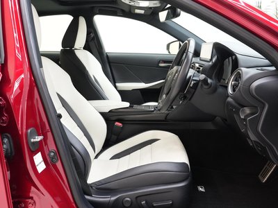 2022 Lexus IS — миниатюра 12