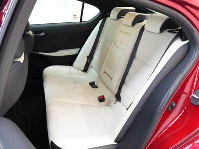 2022 Lexus IS — миниатюра 30