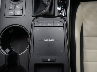 2022 Lexus IS — миниатюра 25