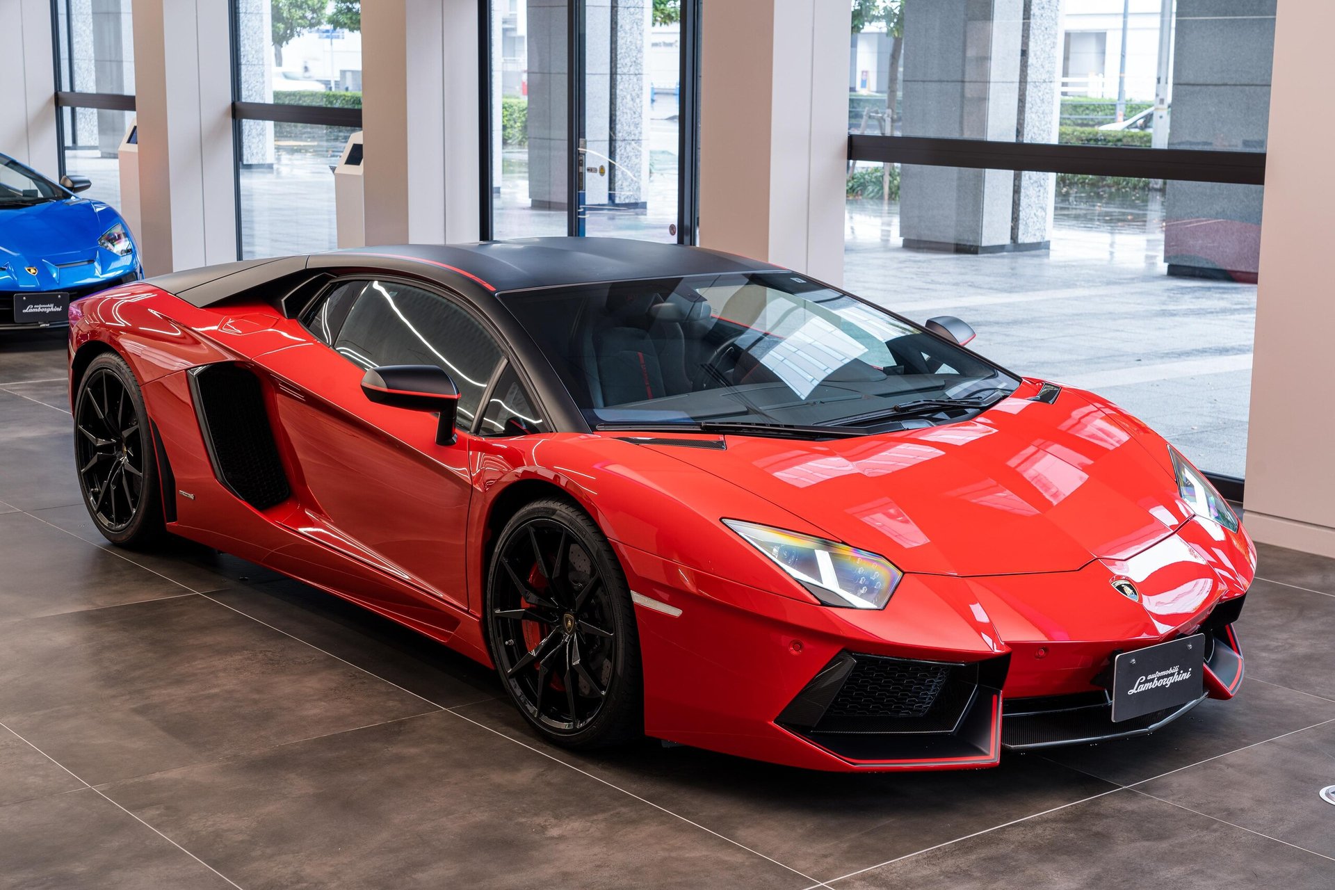 LAMBORGHINI AVENTADOR - View 1