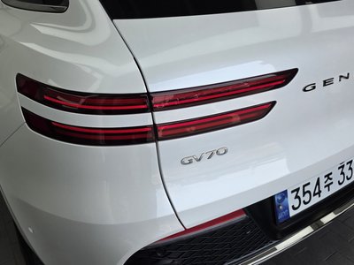 صورة 10 لـ 2023 Genesis GV70