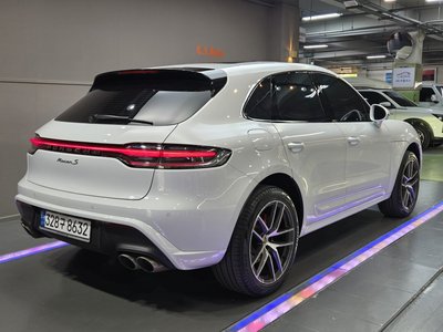 PORSCHE MACAN - 2