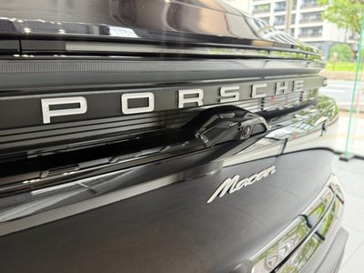 2025 Porsche MACAN photo 9