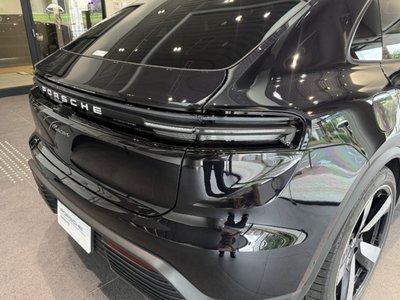 2025 Porsche MACAN photo 8