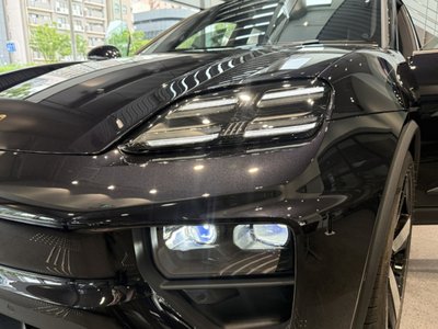2025 Porsche MACAN photo 7