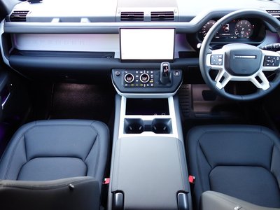 LAND ROVER DEFENDER - 4