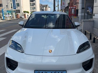 PORSCHE MACAN EV