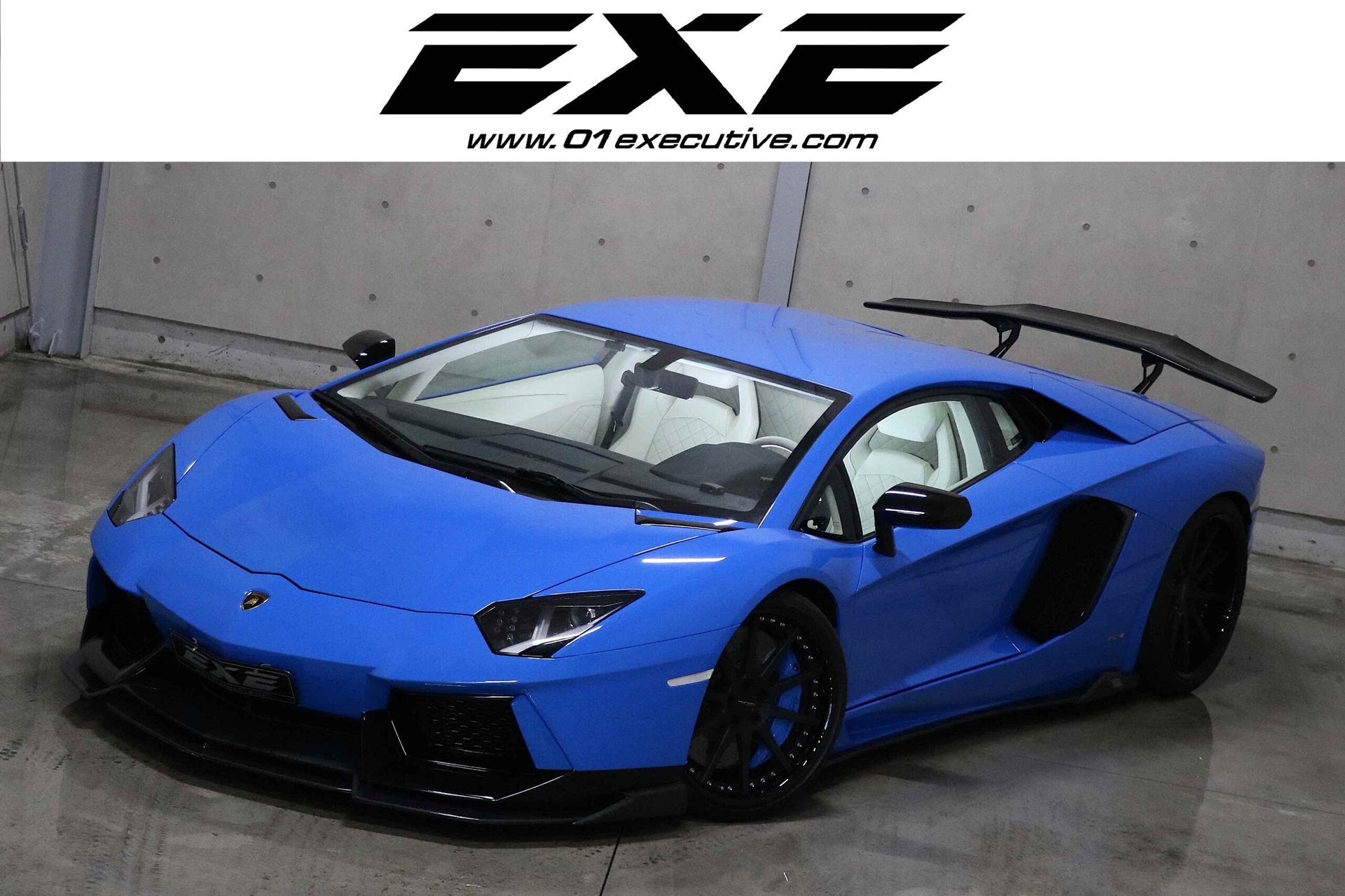 LAMBORGHINI AVENTADOR - View 1